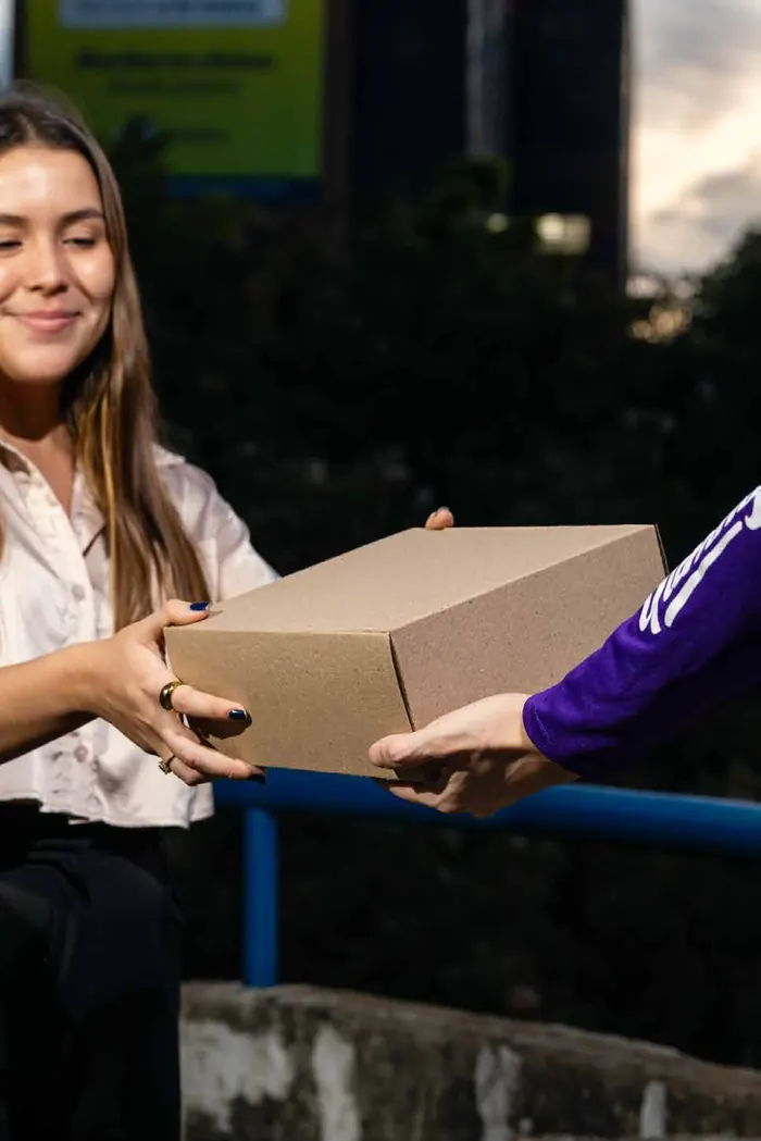 Entrega de una caja a un cliente