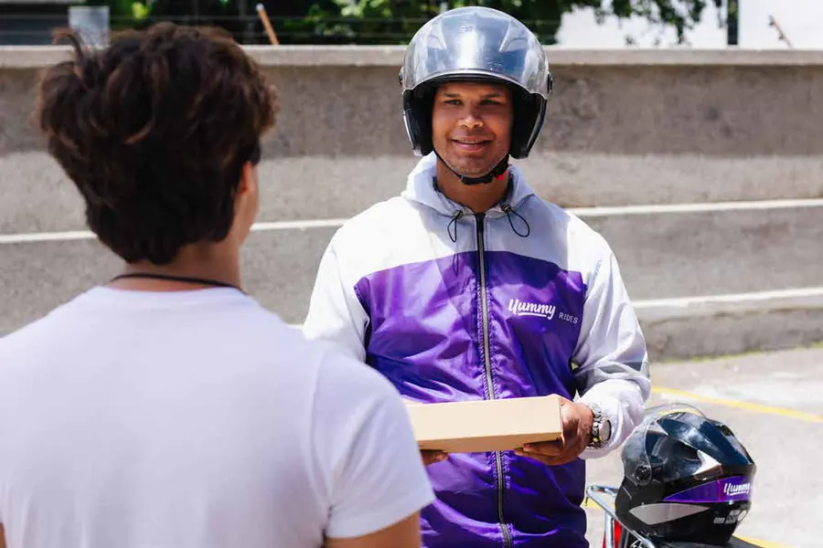 Entrega de un paquete en moto